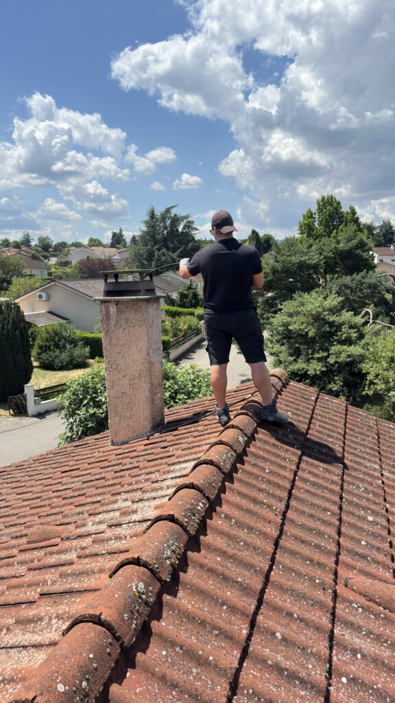 Artisan ramoneur La Clef des Flammes en intervention de ramonage sur toit dans le Rhône